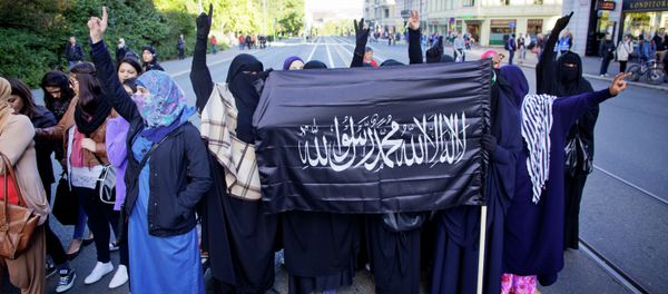 Norwegian Muslims demonstrate outside the US Embassy in Oslo on September 21, 2012 to protest against the US-made film Innosence of Muslims - Sputnik International