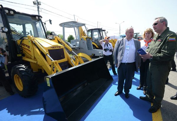 Russian Deputy Prime Minister Dmitry Rogozin (right) touring the exhibition Industrial Potential of the Vladimir Region at the third-annual Vladimir Regional Economic Forum. Russian Deputy Prime Minister Dmitry Rogozin (right) touring the exhibition Industrial Potential of the Vladimir Region at the third-annual Vladimir Regional Economic Forum. - Sputnik International