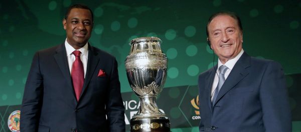 CONCACAF president Jeffrey Webb, left, and Eugenio Figueredo, right, president of CONMEBOL, the South American scoccer Confederation, pose for photographers next to the 2016 Copa America trophy in Bal Harbour, Fla - Sputnik International