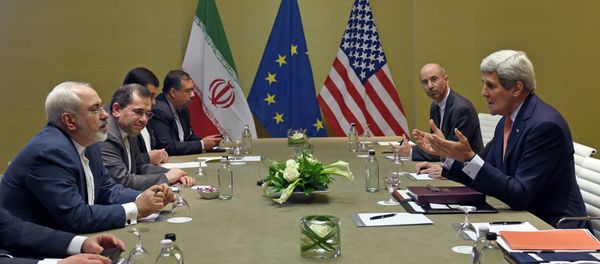 US Secretary of State John Kerry (R) talks with Iranian Foreign Minister Mohammad Javad Zarif - Sputnik International