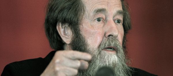 Writer Alexander Solzhenitsyn answering correspondents' questions at a news conference in Vladivostok. Writer Alexander Solzhenitsyn answering correspondents' questions at a news conference in Vladivostok. - Sputnik International