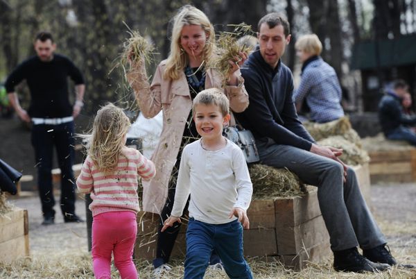 A family at the Central Gorky Park, Moscow - Sputnik International