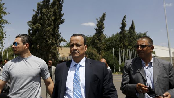 The United Nations envoy to Yemen Ismail Ould Cheikh Ahmed (C) walks at Sanaa International Aiport - Sputnik International