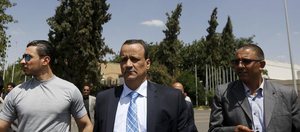 The United Nations envoy to Yemen Ismail Ould Cheikh Ahmed (C) walks at Sanaa International Aiport The United Nations envoy to Yemen Ismail Ould Cheikh Ahmed (C) walks at Sanaa International Aiport - Sputnik International