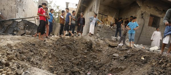 People gather at a site hit by a Saudi-led air strike in Yemen's capital Sanaa May 27, 2015 People gather at a site hit by a Saudi-led air strike in Yemen's capital Sanaa May 27, 2015 - Sputnik International