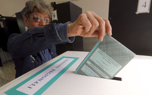 A woman casts her ballot at a polling station in Salerno, Italy May 31, 2015 A woman casts her ballot at a polling station in Salerno, Italy May 31, 2015 - Sputnik International