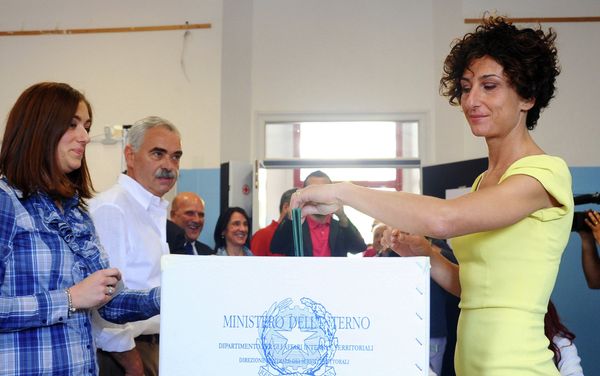 Agnese Landini, right, wife of Italian Premier Matteo Renzi, casts her ballot at a polling station in Pontassieve, near Florence, Italy Sunday, May 31, 2015 Agnese Landini, right, wife of Italian Premier Matteo Renzi, casts her ballot at a polling station in Pontassieve, near Florence, Italy Sunday, May 31, 2015 - Sputnik International