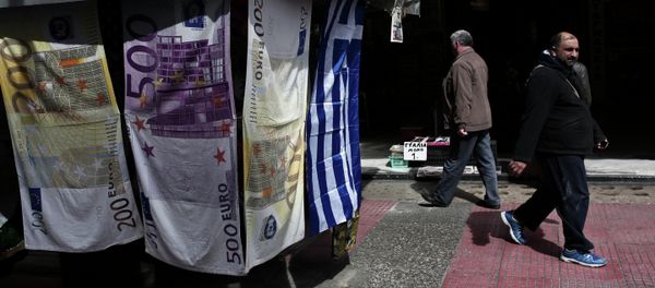 People walk past towels depicting Euro banknotes hanging outside a kiosk in Athens on March 22, 2015 People walk past towels depicting Euro banknotes hanging outside a kiosk in Athens on March 22, 2015 - Sputnik International