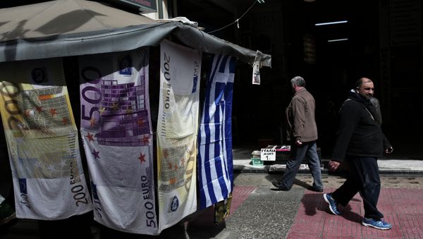 People walk past towels depicting Euro banknotes hanging outside a kiosk in Athens on March 22, 2015 People walk past towels depicting Euro banknotes hanging outside a kiosk in Athens on March 22, 2015 - Sputnik International