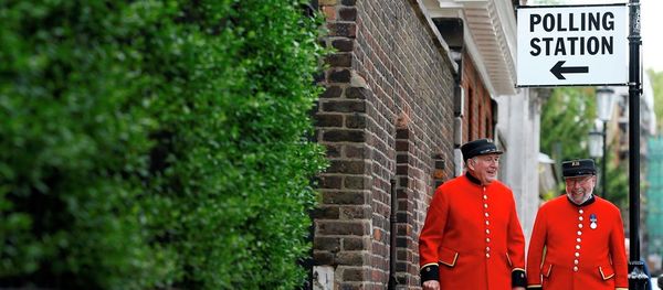 Chelsea Pensioners as they see the media after voting at a polling station in London. - Sputnik International