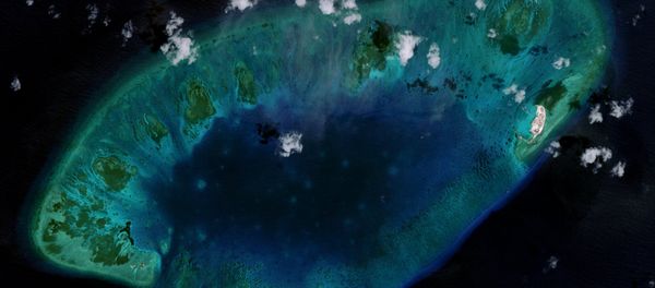 West London Reef is pictured in the South China Sea in 2015, in this handout photo provided by CSIS Asia Maritime Transparency Initiative/DigitalGlobe. New satellite images show Vietnam has carried out significant land reclamation at two sites in the disputed South China Sea, but the scale and pace of the work is dwarfed by that of China, a U.S. research institute said on May 7, 2015 - Sputnik International