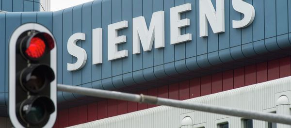 A red traffic light is seen in front of an office building of Siemens AG in Munich Perlach in this May 30, 2014 - Sputnik International