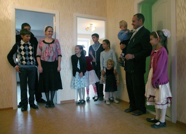Large family take up residence in new flat - Sputnik International