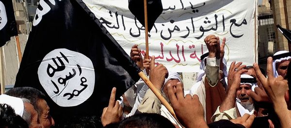 Demonstrators chant pro-al-Qaida-inspired Islamic State of Iraq and the Levant (ISIL) as they wave al-Qaida flags in front of the provincial government headquarters in Mosul. File photo - Sputnik International