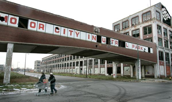 Pedestrians walk by the abandoned Packard plant in Detroit, file photo. - Sputnik International