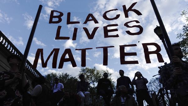People take part in a rally on April 29, 2015 at Union Square in New York, held in solidarity with demonstrators in Baltimore, Maryland demanding justice for an African-American man who died of severe spinal injuries sustained in police custody - Sputnik International
