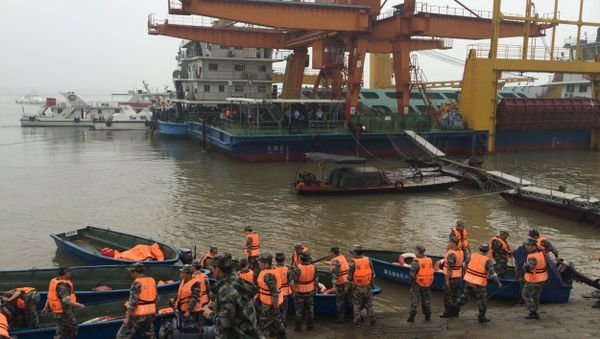 Rescue workers are seen near the site where a ship sank, in the Jianli section of the Yangtze River, Hubei province, China, June 2, 2015 Rescue workers are seen near the site where a ship sank, in the Jianli section of the Yangtze River, Hubei province, China, June 2, 2015 - Sputnik International
