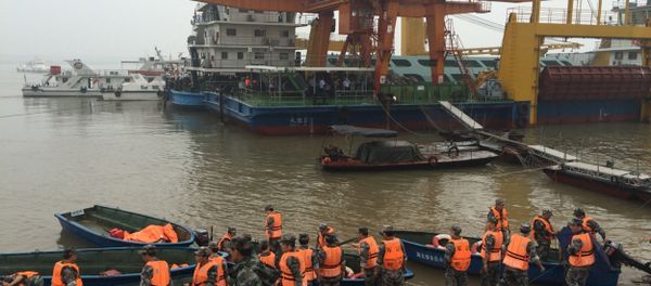 Rescue workers are seen near the site where a ship sank, in the Jianli section of the Yangtze River, Hubei province, China, June 2, 2015 Rescue workers are seen near the site where a ship sank, in the Jianli section of the Yangtze River, Hubei province, China, June 2, 2015 - Sputnik International