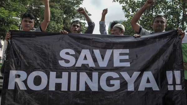 Ethnic Rohingya refugees from Myanmar residing in Malaysia hold a banner during a protest outside the Myanmar embassy in Kuala Lumpur on May 21, 2015 Ethnic Rohingya refugees from Myanmar residing in Malaysia hold a banner during a protest outside the Myanmar embassy in Kuala Lumpur on May 21, 2015 - Sputnik International