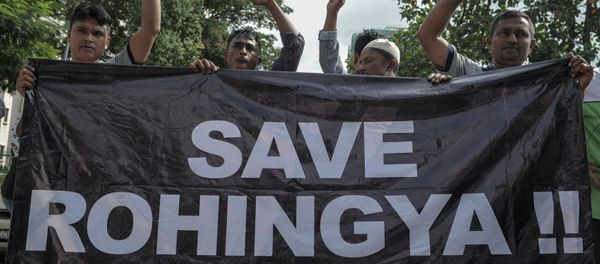 Ethnic Rohingya refugees from Myanmar residing in Malaysia hold a banner during a protest outside the Myanmar embassy in Kuala Lumpur on May 21, 2015 - Sputnik International