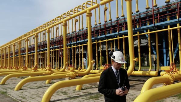 An employee walks past gas pipes at the gas compressor station in Velke Kapusany, Slovakia - Sputnik International