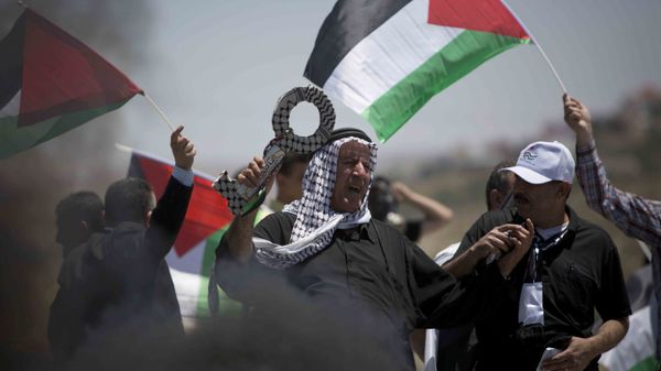 CORRECTS SECOND SENTENCE - A Palestinian holds a large key symbolizing the right of return for refugees during clashes after a rally marking Nakba Day at Hawara checkpoint near the West Bank city of Nablus, Saturday, May 16, 2015 - Sputnik International