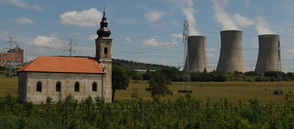 Steam cooling towers of the Mochovce nuclear power plant release steam behind a small church - Sputnik International