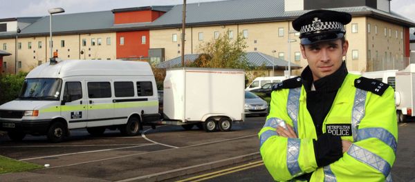 A British police officer guards the entrance to the Harmondsworth Immigration Detention Center, outside London, England. - Sputnik International