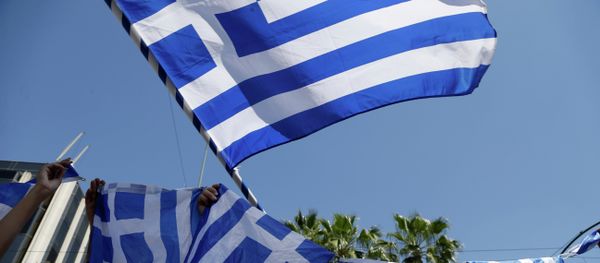 Greek farmers' market vendors shout slogans during a protest outside Greece's Parliament in Athens - Sputnik International