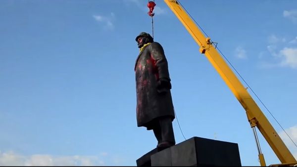 Demolition of Lenin Monument in Slavyansk Demolition of Lenin Monument in Slavyansk - Sputnik International