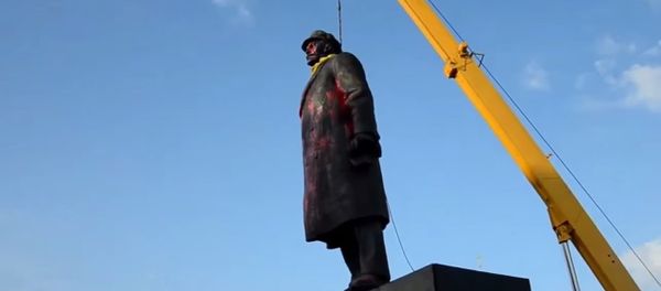 Demolition of Lenin Monument in Slavyansk Demolition of Lenin Monument in Slavyansk - Sputnik International