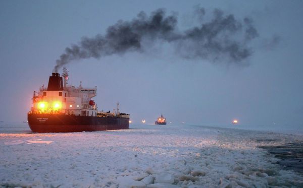 Vaigach nuclear icebreaker leading ships through Gulf of Finland - Sputnik International
