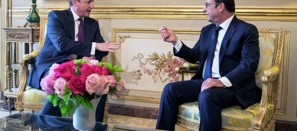 French President Francois Hollande, right, meets with British Prime Minister David Cameron at the Elysee presidential Palace, in Paris, Thursday, May 28, 2015. - Sputnik International