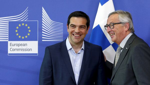 Greek Prime Minister Alexis Tsipras is welcomed by European Commission President Jean-Claude Juncker (R) ahead of a meeting at the EU Commission headquarters in Brussels, Belgium, June 3, 2015 - Sputnik International