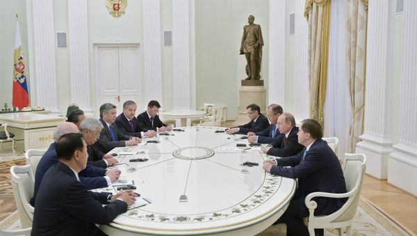 Russian President Vladimir Putin meets with attendees at SCO Council of Ministers of Foreign Affairs Meeting - Sputnik International