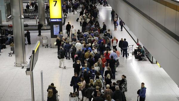 People queue in the luggage hall of Terminal 5 at Heathrow Airport in London. - Sputnik International