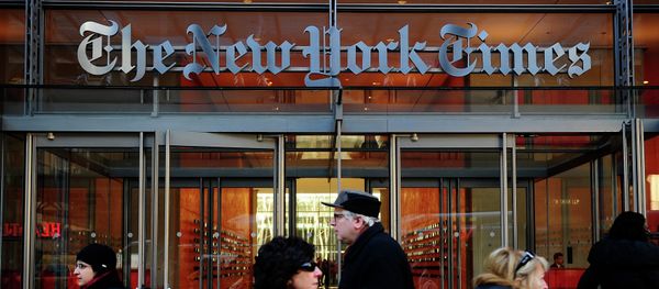People walk by the entrance to US newspaper 'The New York Times' in New York - Sputnik International