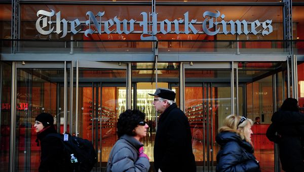 People walk by the entrance to US newspaper 'The New York Times' in New York - Sputnik International