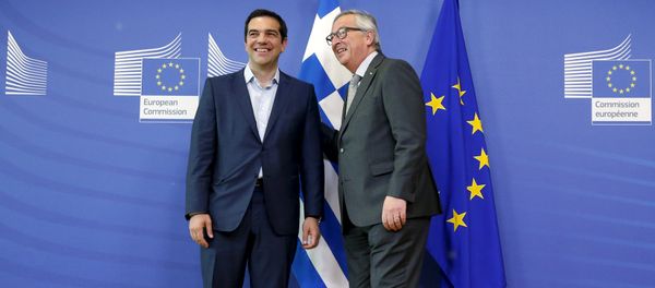 Greek Prime Minister Alexis Tsipras (L) poses with European Commission President Jean-Claude Juncker ahead of a meeting at the EU Commission headquarters in Brussels, Belgium, June 3, 2015 - Sputnik International