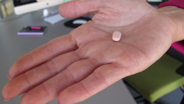 Cindy Whitehead holds a tablet of flibanserin in her office at Sprout Pharmaceuticals in Raleigh, N.C. - Sputnik International