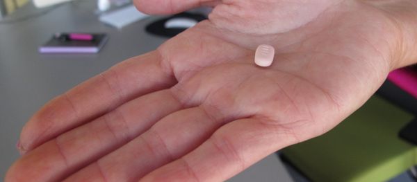 Cindy Whitehead holds a tablet of flibanserin in her office at Sprout Pharmaceuticals in Raleigh, N.C. - Sputnik International