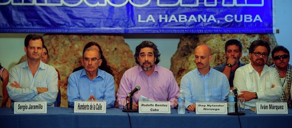 Cuban guarantor of the peace talks Rodolfo Benitez (C) speaks during a press conference at the end of the 37th cycle of the peace talks between the Colombian government and the Revolutionary Armed Forces of Colombia, at Convention Palace in Havana, on June 4 , 2015 - Sputnik International