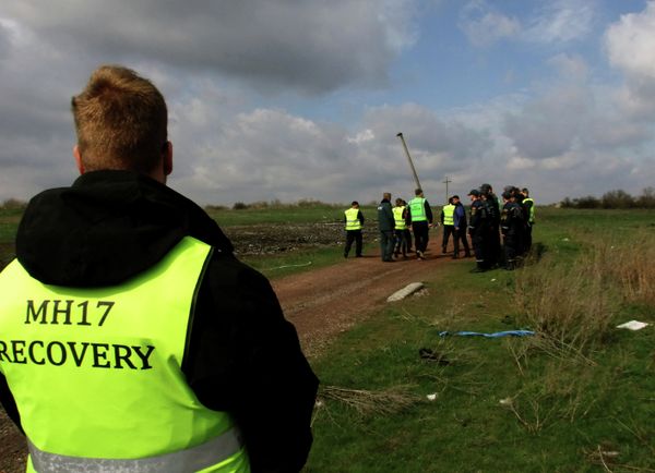 Dutch and Malaysian experts visit site of Malaysia Airlines flight MH17 plane crash - Sputnik International