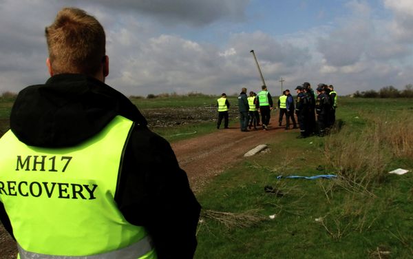Dutch and Malaysian experts visit site of Malaysia Airlines flight MH17 plane crash Dutch and Malaysian experts visit site of Malaysia Airlines flight MH17 plane crash - Sputnik International