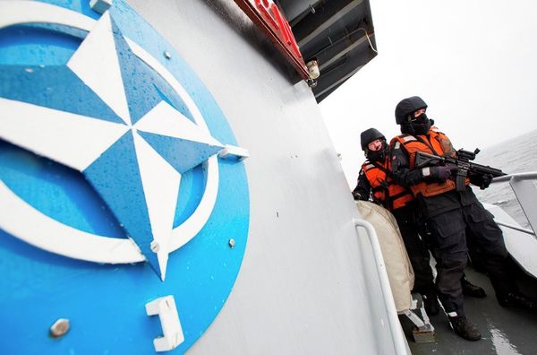 Two Norwegian sailors onboard the Norwegian support vessel Valkyrien - Sputnik International