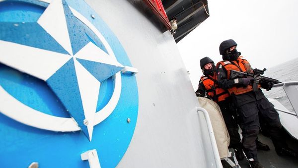 Two Norwegian sailors onboard the Norwegian support vessel Valkyrien - Sputnik International
