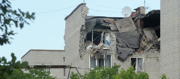 Residential building damaged by the artillery shelling of the city of Mayrinka near Donetsk by Ukrainian forces - Sputnik International