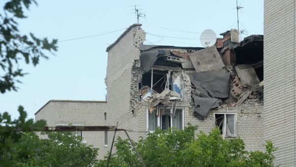 Residential building damaged by the artillery shelling of the city of Mayrinka near Donetsk by Ukrainian forces - Sputnik International