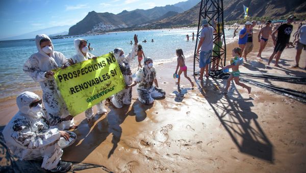 Greenpeace volunteers hold up a sign saying prospecting NO, Renewables YES on Playa de Las Teresitas north of Santa Cruz de Tenerife - Sputnik International