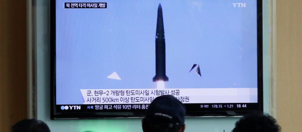 People watch a TV news program showing South Korea's missile test at Seoul Railway Station in Seoul, South Korea, Wednesday, June 3, 2015 - Sputnik International